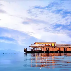 Botel Indraprasthamlakecruise 